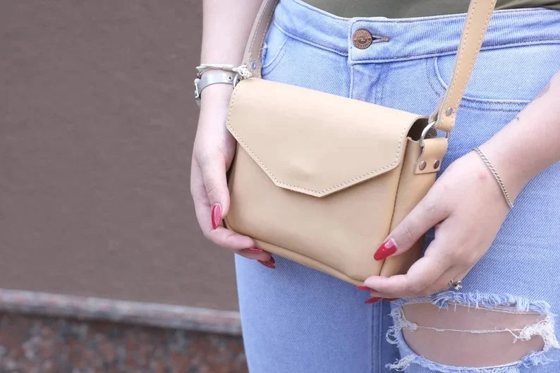 Women's Large Leather Messenger Bag – Spacious Crossbody Shoulder Bag